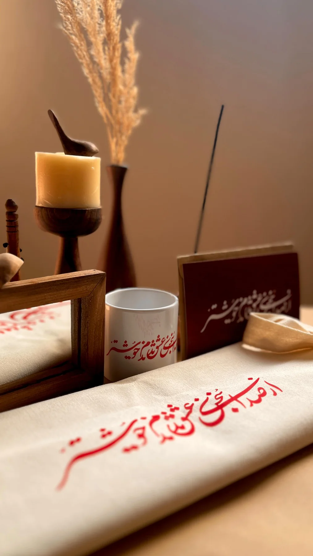 توت‌بگ با شعر فارسی در کنار ماگ و شمع گیان